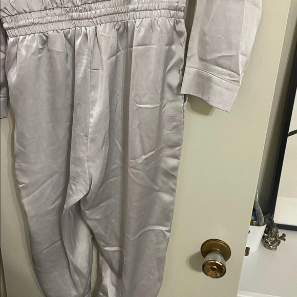🛍️MISSPAP SATIN EFFECT JUMPSUIT SIZE 8 BUT FITS LIKE A 6 - Picture 5 of 5